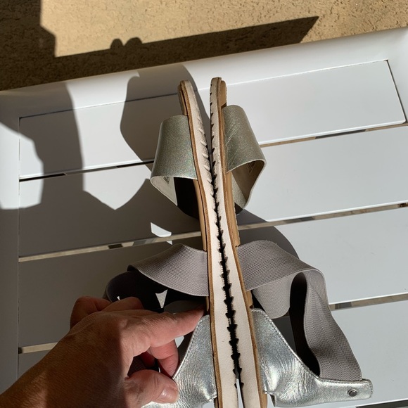 Sorel metallic silver leather sandals with grey elastic straps size 10.5 - Picture 6 of 12